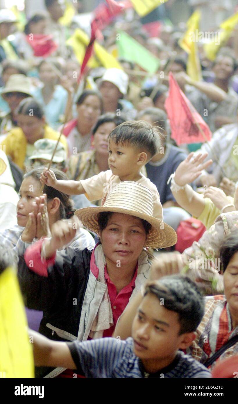 Un niño se une a más de 1,000 agricultores de la provincia oriental de Srisaket en Tailandia en una protesta en Bangkok en enero de 17, exigiendo una indemnización del Gobierno de Tailandia por haber tomado sus tierras para la construcción de una presa. Los agricultores, que han estado protestando por su causa fuera de la casa del gobierno de Bangkok durante 10 días, se han quedado sin comida y dinero y ahora están pidiendo un viaje en tren gratuito a casa para esperar la decisión del gobierno. JIR/DL Foto de stock
