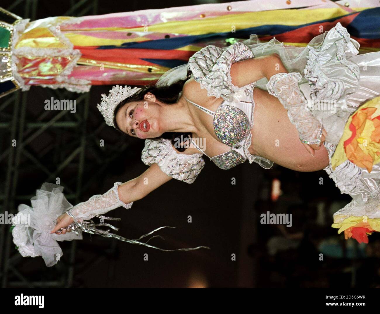 Luciana Gimenez, la mejor modelo brasileña, se alza sobre un carnavalote  para la escuela de samba Academicos do Grande Rio durante su desfile en el  Sambódromo de Río de Janeiro el 15