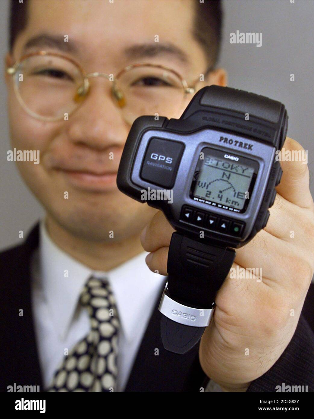 Kiminori Yuzawa, de Casio Computer Public relations, muestra el primer  reloj del mundo con GPS incorporado (Global Positioning System), ya que  destella un destino de una ubicación en Tokio, a 2.4 km