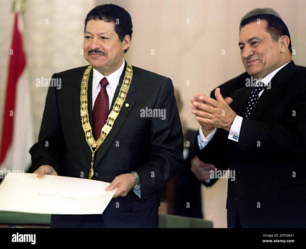 El químico egipcio Ahmed Zewail (L) sonríe después de recibir el Nile Necklace, el premio más prestigioso del país, del presidente egipcio Hosni Mubarak, el 16 de diciembre por ganar el Premio Nobel de Química el viernes en Estocolmo. Zewail es el segundo premio Nobel egipcio después de que el novelista Naguib Mahfouz ganó el premio de literatura en 1988. AN/JDP Foto de stock
