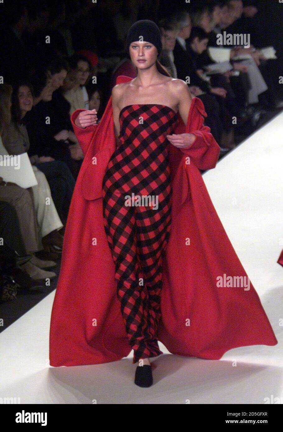 Un modelo lleva un vestido rojo de lana lambswool con un abrigo rojo de  cachemira durante el show de moda Ralph Lauren otoño/invierno 1999 en Nueva  York, febrero de 17. Muchos de