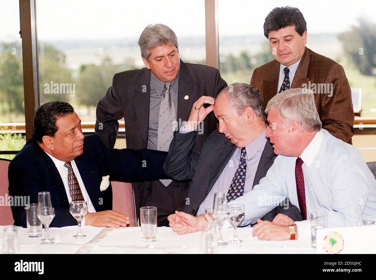 Presidentes de las federaciones de fútbol (sentadas, L-R) de Perú, Eduardo Delfino, Argentina, Julio Grondona y Brasil, Ricardo Teixeira, conversan con (de pie, L-R) Nelson Gutiérrez de Uruguay y Nestor Benítez de la Confederación Sudamericana de Fútbol, durante un descanso en una reunión, el 15 de septiembre. Los entrenadores participaron en una reunión a nivel de todo el continente para decidir el calendario de los partidos de clasificación que culminaron con la Copa del Mundo que se jugará en Corea y Japón en 2002. RR/BM Foto de stock
