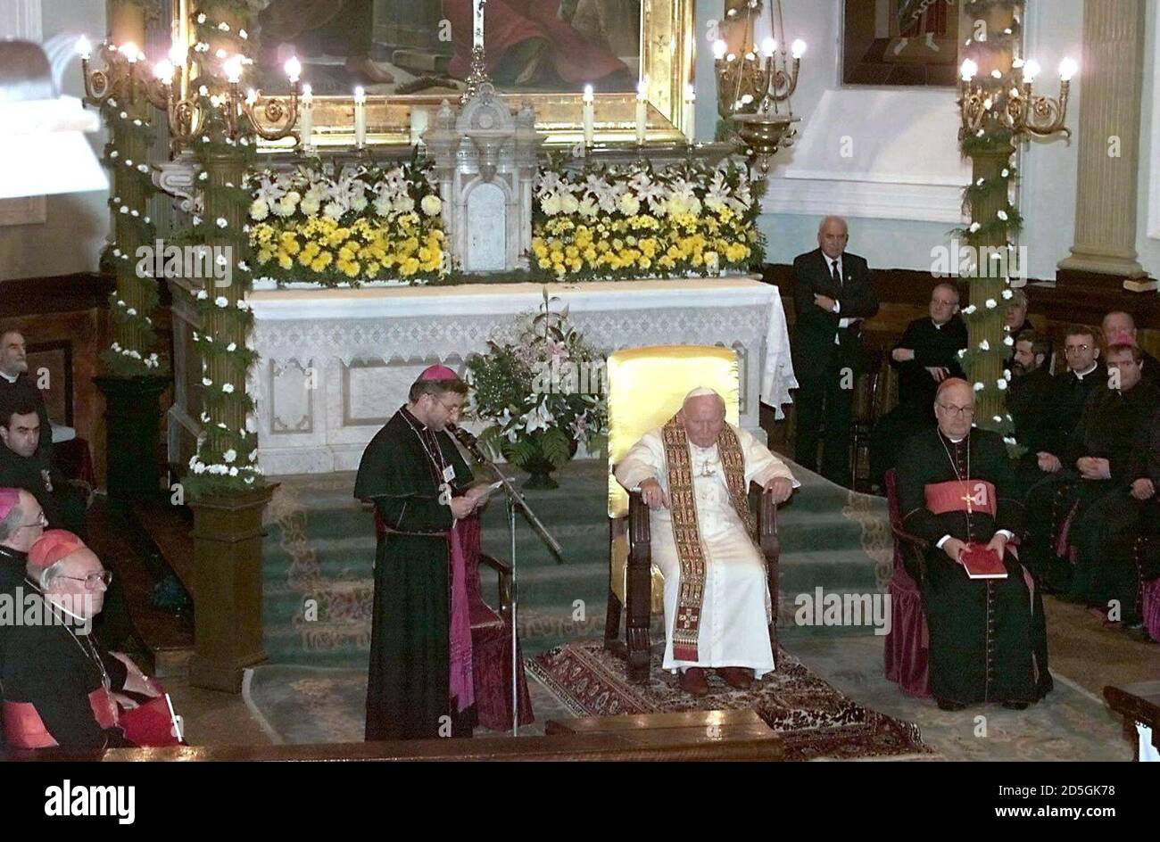 El Papa Juan Pablo II asiste a una misa en una iglesia católica en Tbilisi  el 9 de noviembre el segundo día de su visita de dos días a Georgia y fue