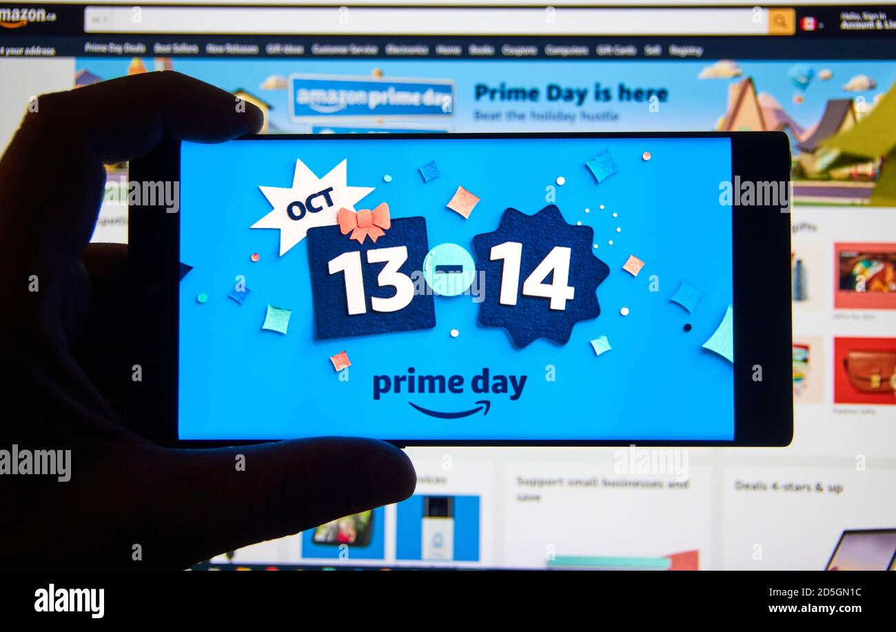 Montreal, Canadá - 13 de octubre de 2020 : Amazon Prime Day 2020 en un teléfono celular. Prime Day es el evento de venta anual de Amazon exclusivamente para miembros de Prime, ha Foto de stock