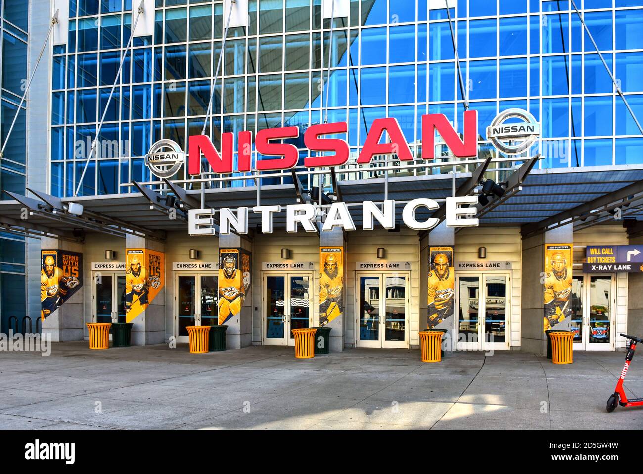 Nashville, TN, USA - Septiembre 21, 2019: El Bridgestone Arena ha sido el hogar de los Nashville Predators de la NHL desde 1998. Está ubicado en Broadw Foto de stock