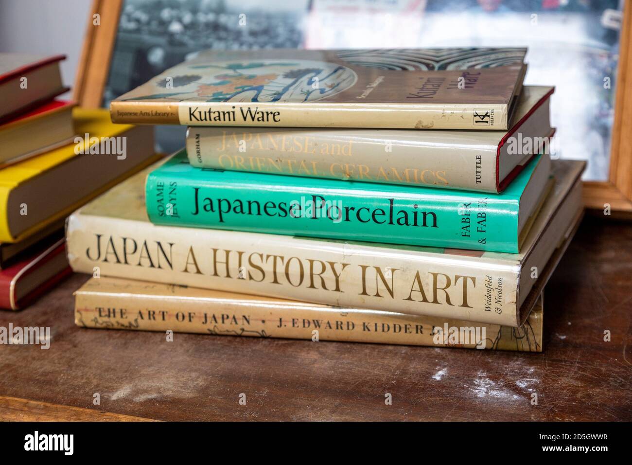 Libros sobre arte japonés y cerámica en exhibición en la sala de venta de subastas de liquidación de casas, Reino Unido Foto de stock