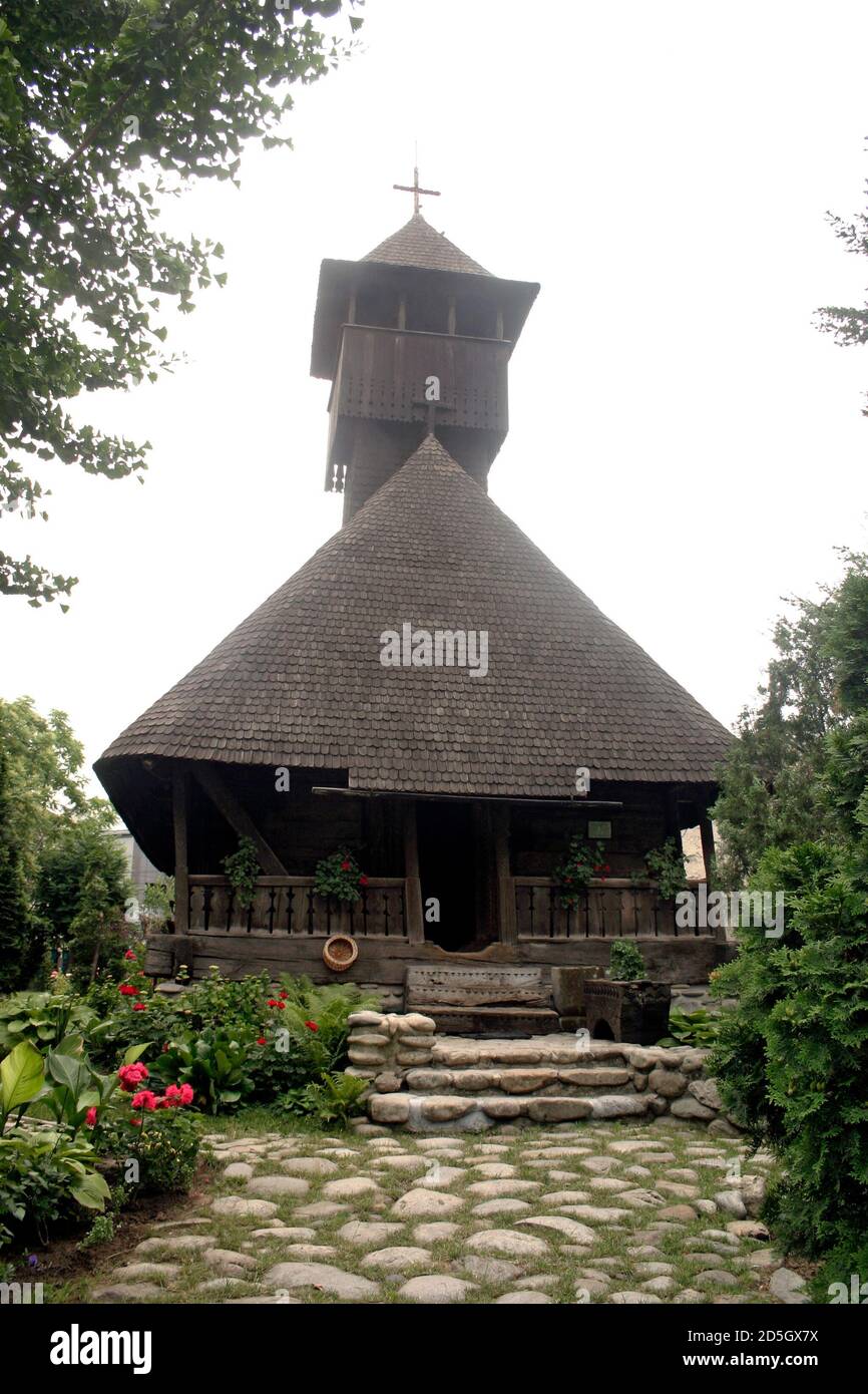 La iglesia de madera del siglo 18, monumento histórico de Talpasesti, condado de Gorj, Rumania, se trasladó desde 1975 en la ciudad de Craiova. Foto de stock