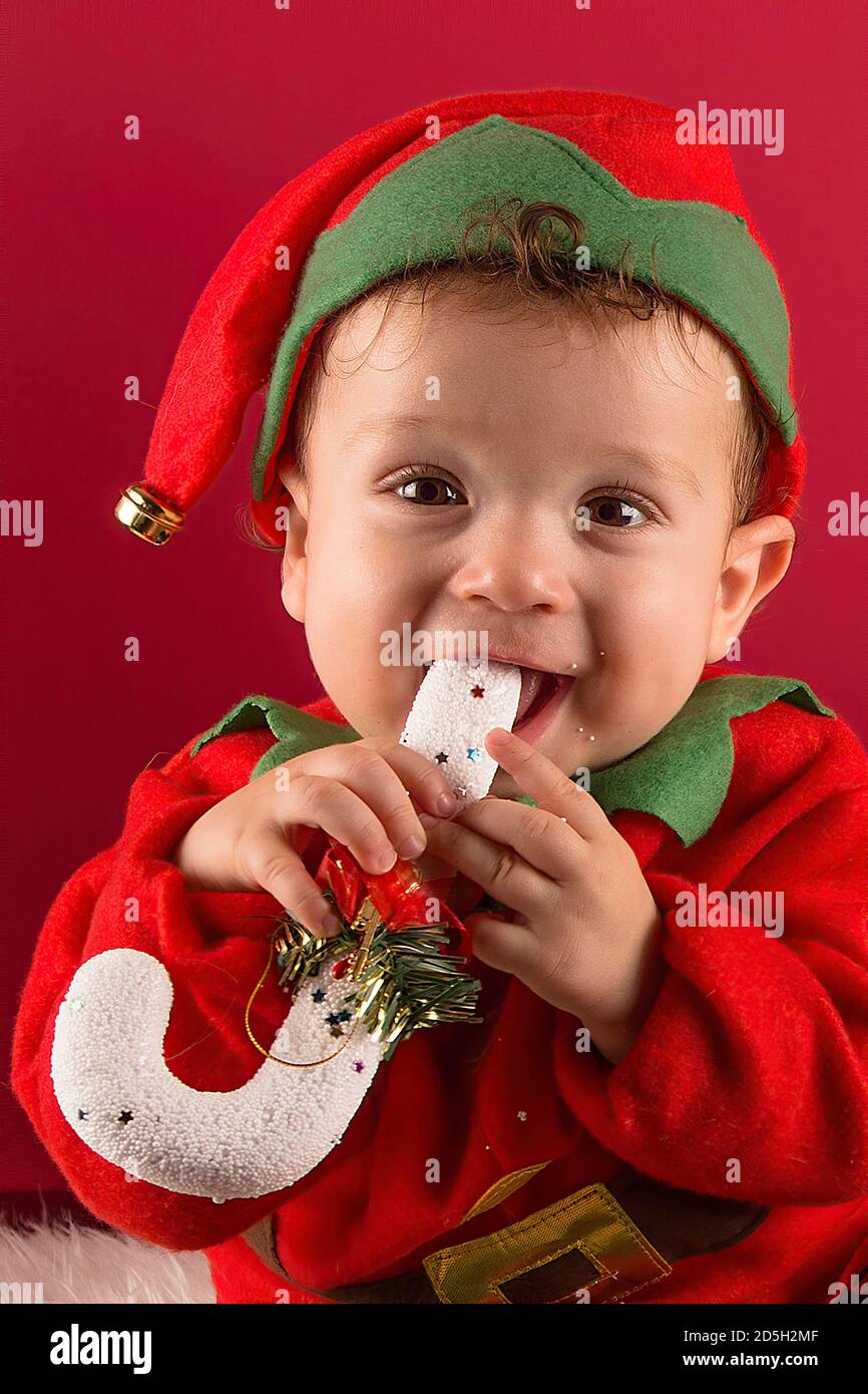 Niño de un año disfrazado de duende navideño fotografías e imágenes de alta  resolución - Alamy