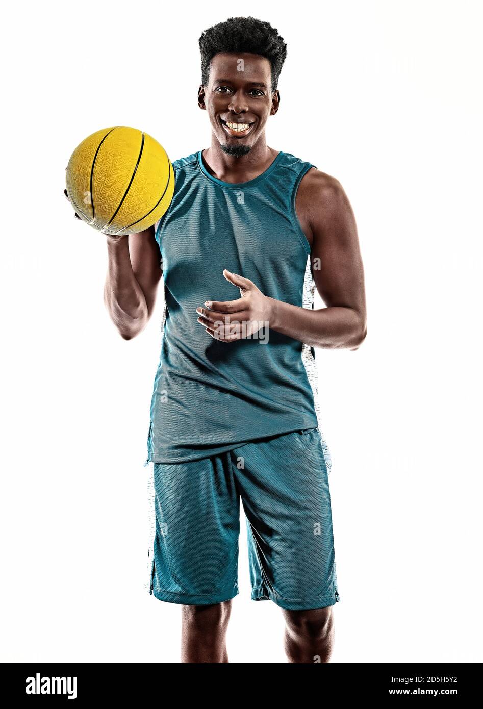 un joven jugador de baloncesto africano en estudio aislado sobre fondo blanco Foto de stock