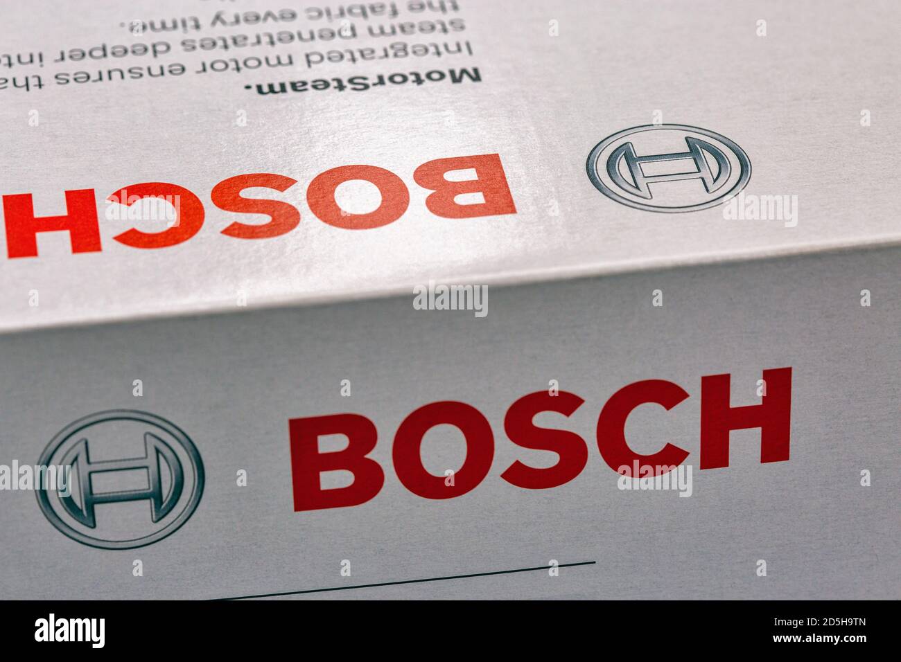 KIEV, UCRANIA - 22 DE AGOSTO de 2020: Sesión de estudio del logotipo de Bosch en una caja de electrodomésticos primer plano. Bosch es una multinacional alemana de ingeniería y electrónica Foto de stock