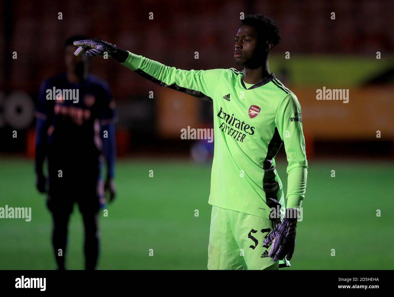 El portero del Arsenal U21 Arthur Okonkwo durante el partido del Grupo B del Sur del Trofeo EFL en el Estadio de Pensiones del Pueblo, Crawley. Foto de stock