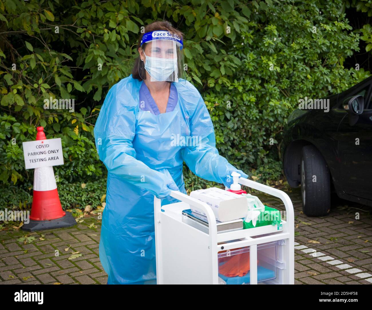 HARPENDEN, Reino Unido - 05 de octubre de 2020. Enfermero que lleva un equipo de protección personal (EPI) completo en un centro de pruebas de Coronavirus o COVID-19, Reino Unido Foto de stock