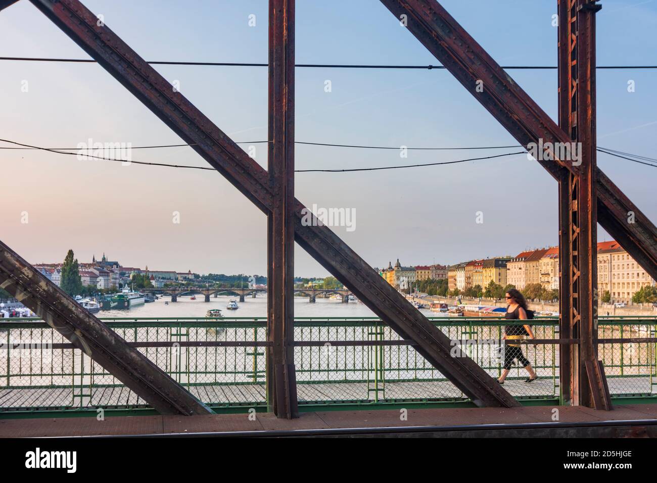 Praha: río Vltava (Moldau), puente ferroviario en Vysehrad, vista al norte, persona caminando en Vltava, Moldau, Praha, Prag, Praga, Checo Foto de stock