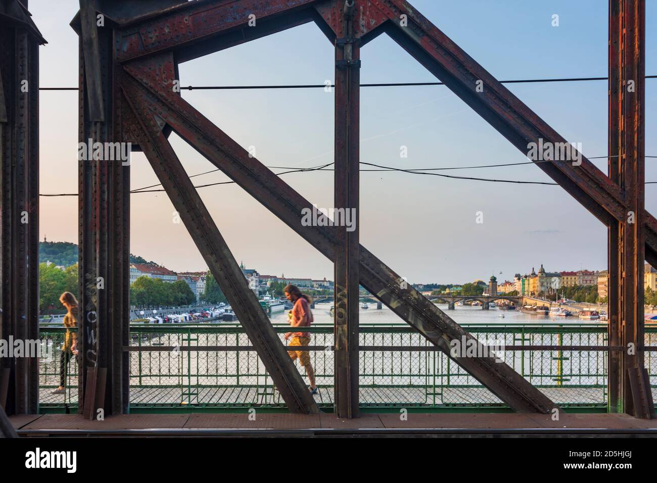 Praha: río Vltava (Moldau), puente ferroviario en Vysehrad, vista al norte, persona caminando en Vltava, Moldau, Praha, Prag, Praga, Checo Foto de stock