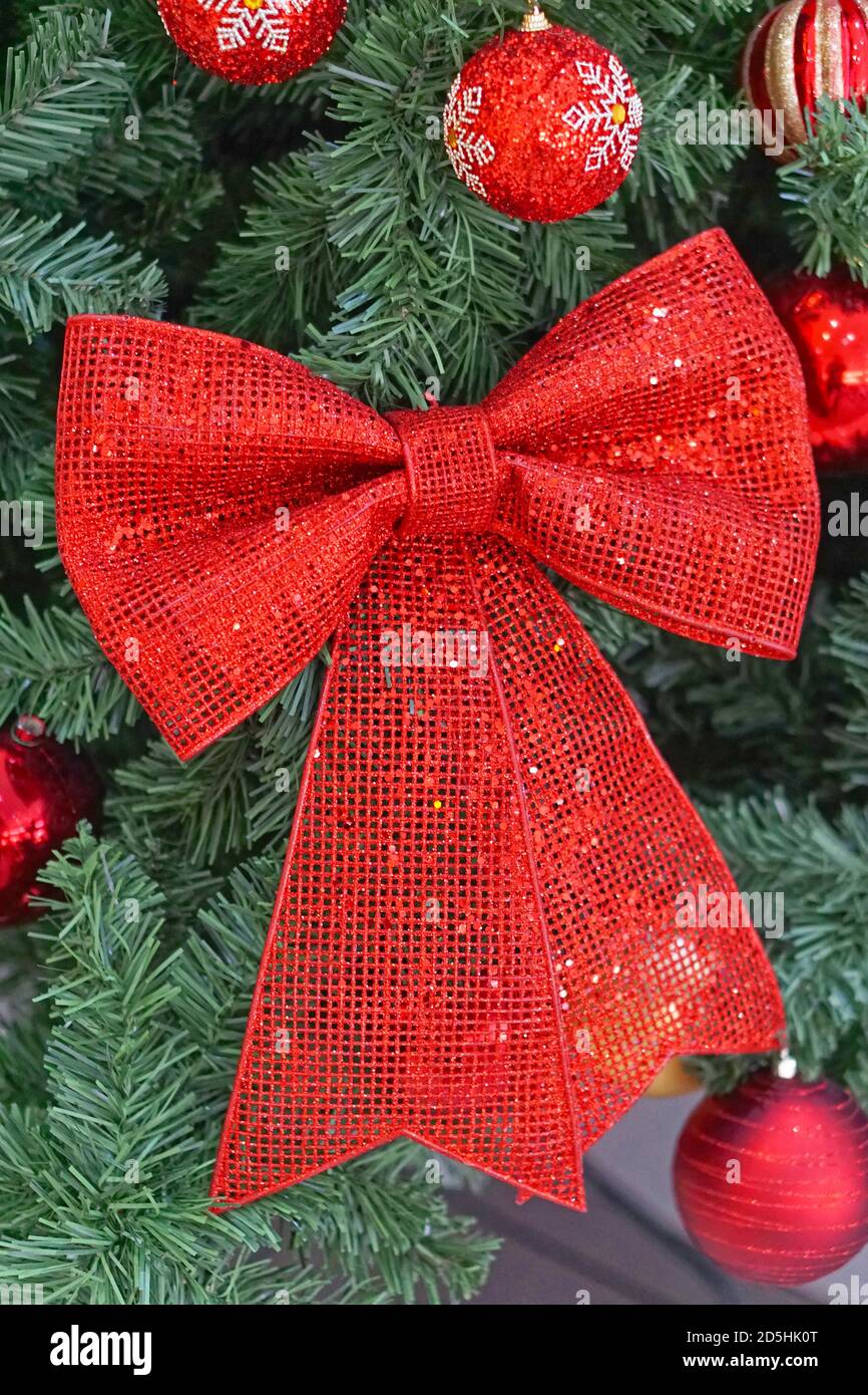Gran lazo rojo en la decoración del árbol de Navidad Fotografía de stock -  Alamy