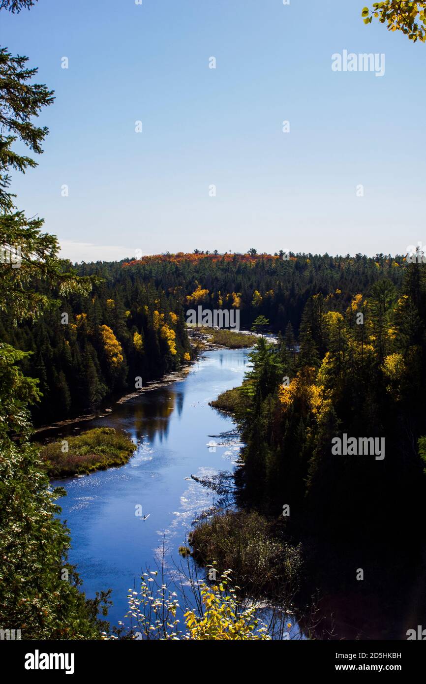 Vista del bosque y el lago en otoño desde arriba Foto de stock
