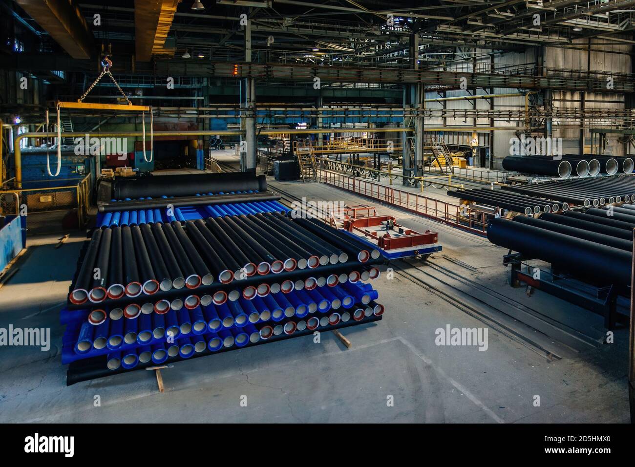 Nuevos tubos de hierro fundido para la construcción de tuberías en almacén  Fotografía de stock - Alamy