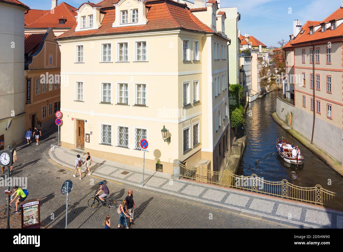 Praha: Certovka (Canal del Diablo), barco en mala Strana, Ciudad menor, Praha, Prag, Praga, Checo Foto de stock