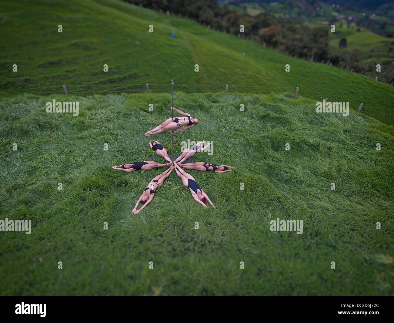 Grupo de mujeres polo-baile en la naturaleza. Foto de stock