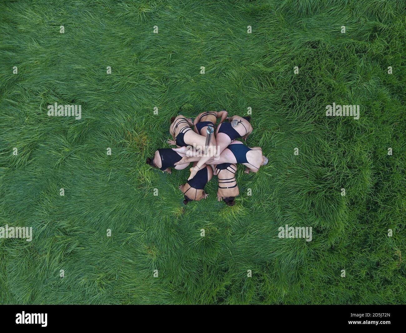 Grupo de mujeres polo-baile en la naturaleza. Foto de stock
