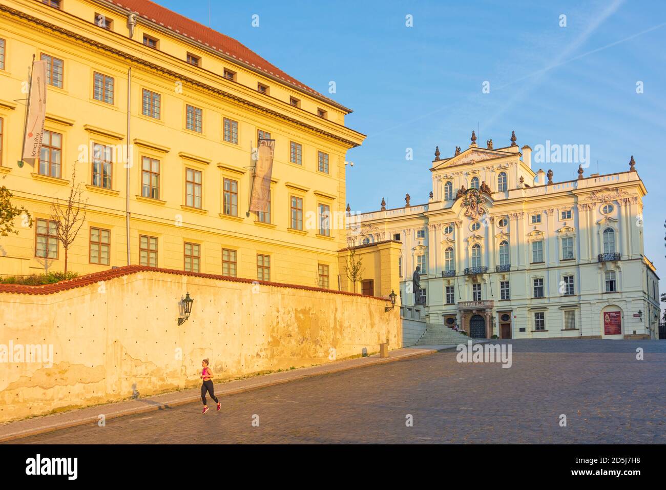 Praha: Palacio Salm (Salmovsky palac), parte de la Galería Nacional de Praga (izquierda), Palacio del Arzobispo (derecha), plaza Hradcanske namesti en Hradcany, Cast Foto de stock