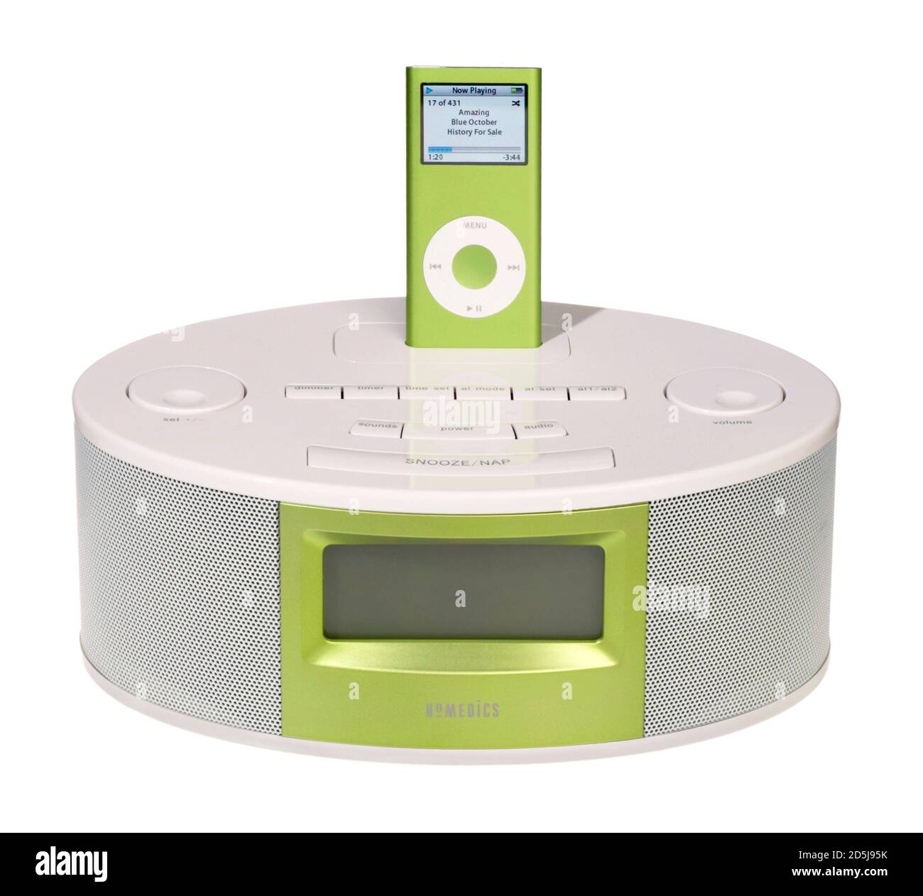 Altavoces verde y blanco para ipod de homedics con iPod verde nano  fotografiado sobre fondo blanco Fotografía de stock - Alamy