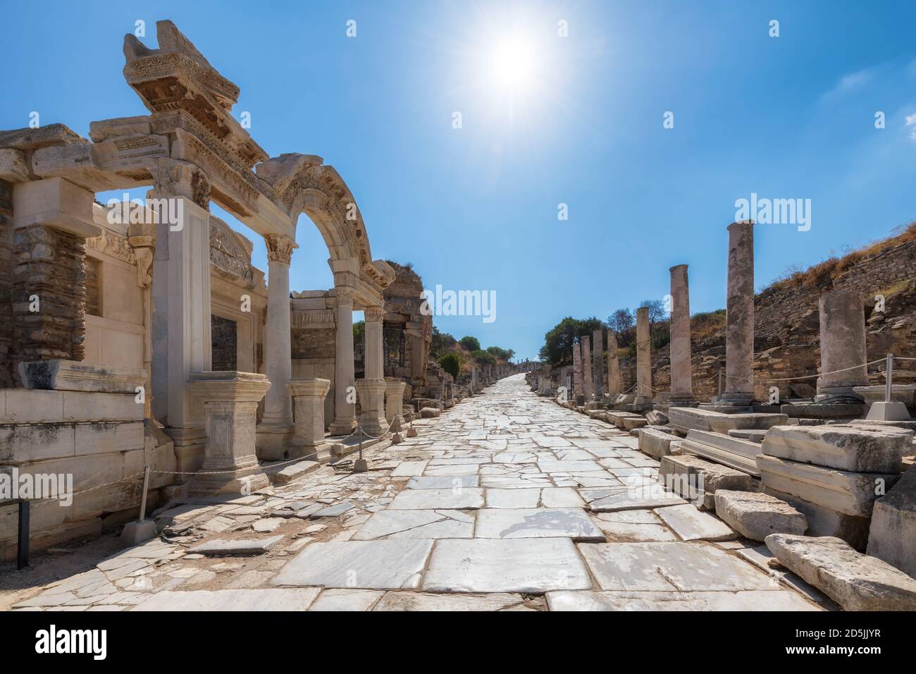 Camino de mármol al sol en ruinas de la antigua ciudad de Éfeso en un día soleado, Turquía Foto de stock