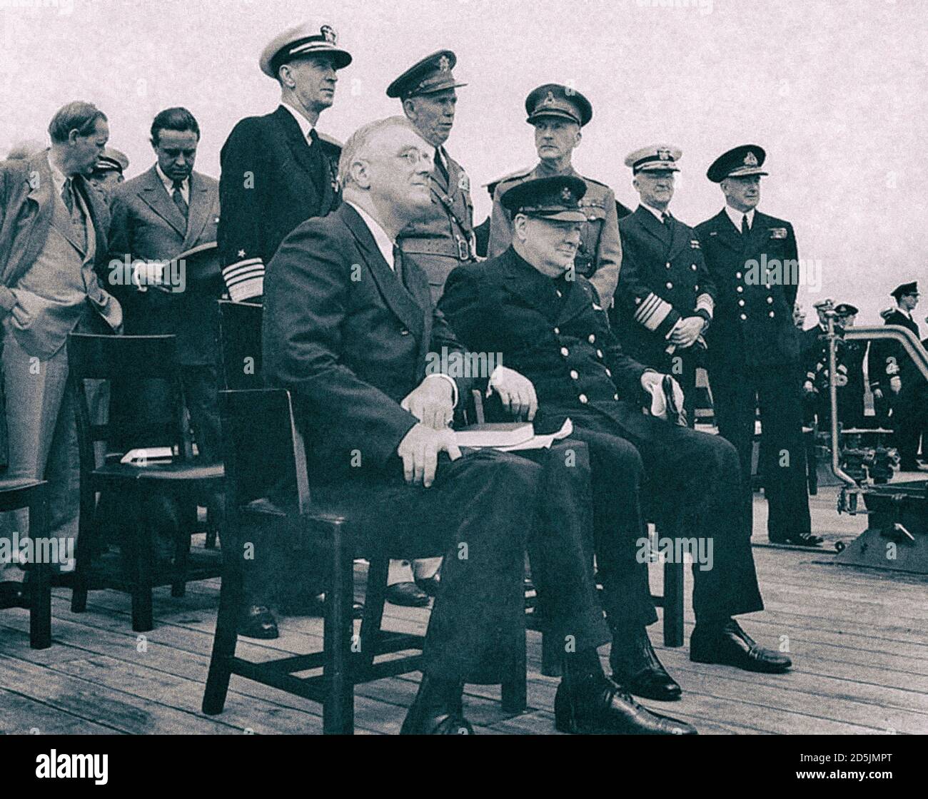 El Presidente Franklin D. Roosevelt y el primer Ministro británico Winston Churchill durante una reunión en el acorazado Príncipe de Gales. Terranova, Atlánti Foto de stock