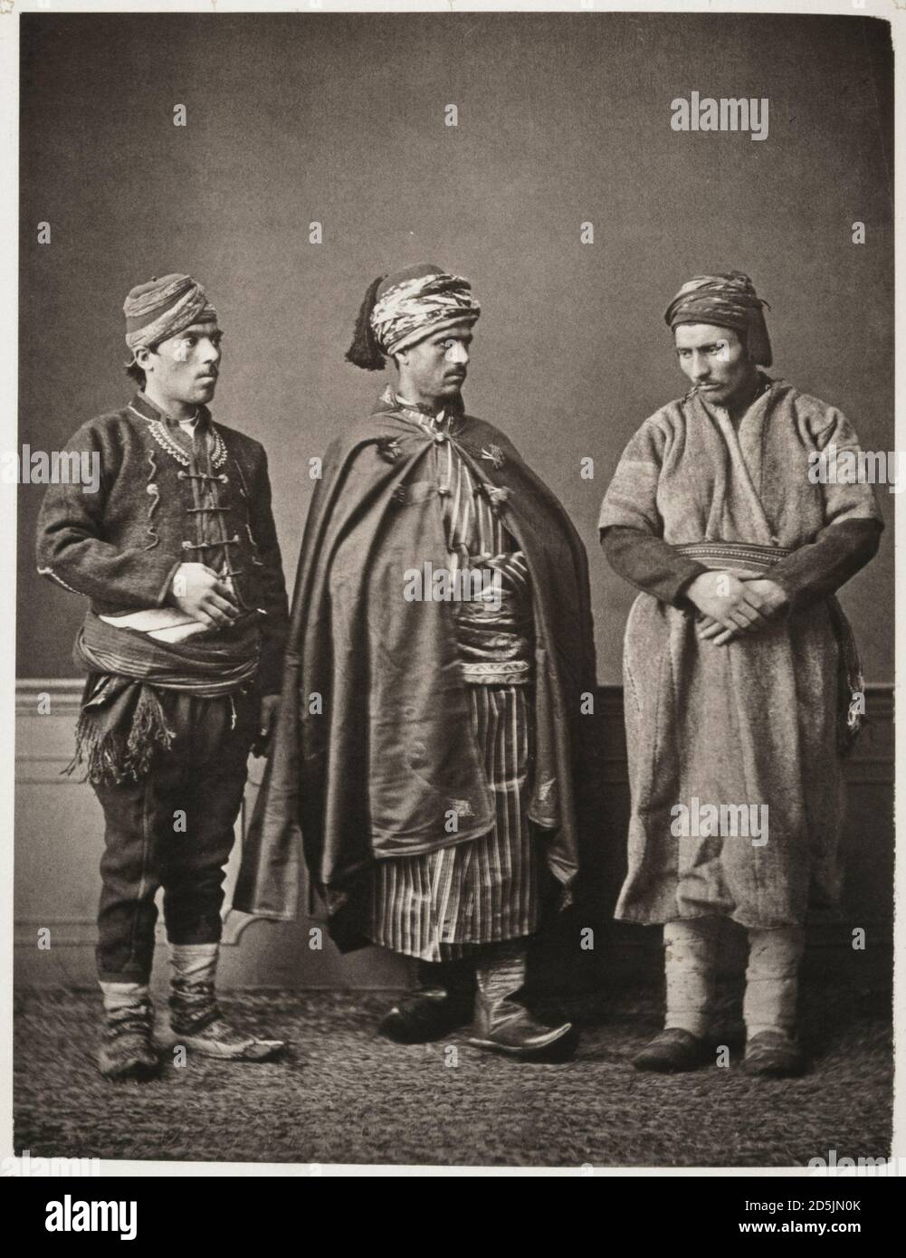 Estudio retrato de modelos con ropa tradicional de la provincia de Castambol (Kastamonu), Imperio Otomano. 1873 (1): Campesino de Zafranbol (Sa Foto de stock