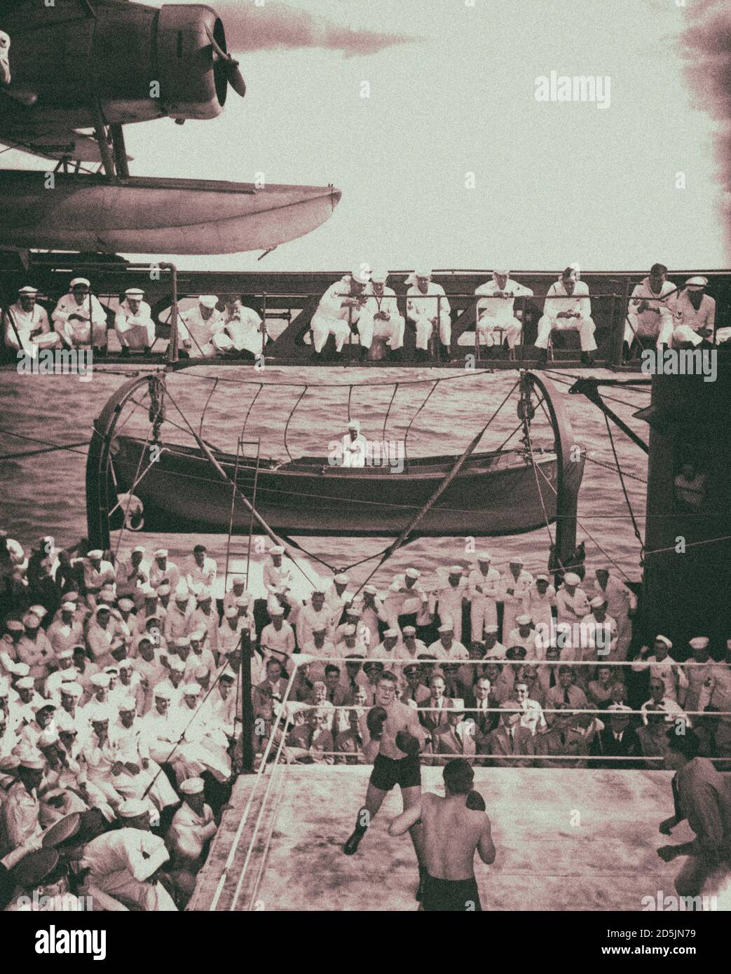 El presidente Harry Truman, con sus escoltas y su tripulación, está viendo un partido de boxeo a bordo del crucero Augusta de la Marina de los Estados Unidos durante el regreso de The Pot Foto de stock