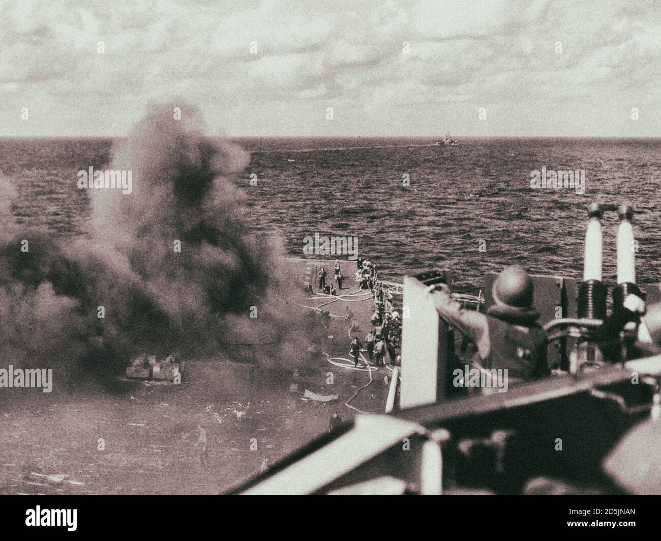 El portaaviones Ticonderoga de EE.UU. (CV-14) después del ataque kamikaze japonés, el avión Kamikaze se estrelló en la cubierta de vuelo, y su bomba explo Foto de stock
