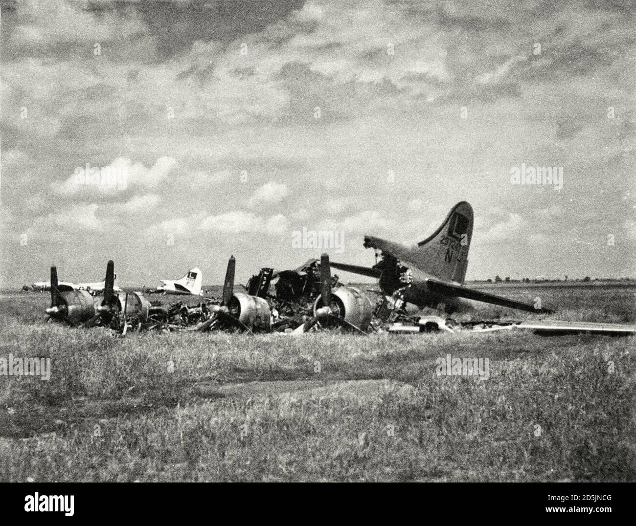 Destruido por el ataque aéreo alemán bombardero americano Boeing B-17 Fortaleza voladora N° 297247 en el aeródromo de la 169ª base aérea de propósito especial cerca de Poltava. Foto de stock