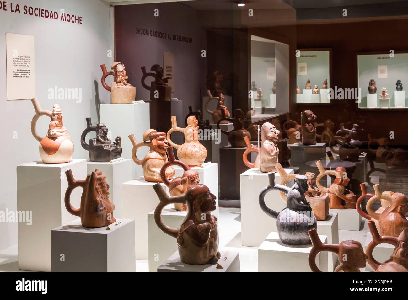 Portrait Head Bottles, la galería de la colección Moche, 'Museo Nacional de Arqueología, Antropología e Historia del Perú', Lima, Perú, Sudamérica Foto de stock