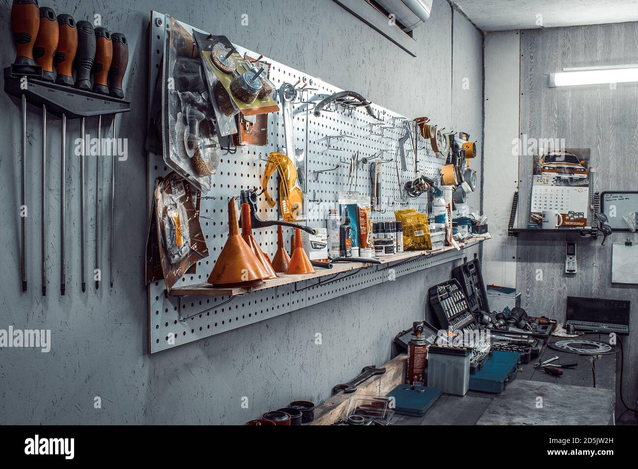 Herramientas y maquinaria en taller mecánico Fotografía de stock - Alamy