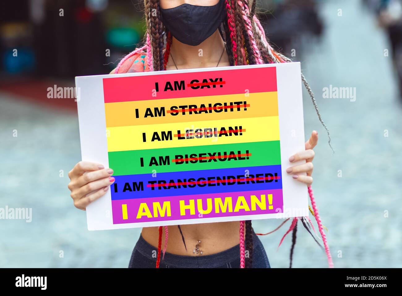 Joven activista lésbica con máscara protestando contra LGBT discriminación comunitaria Foto de stock