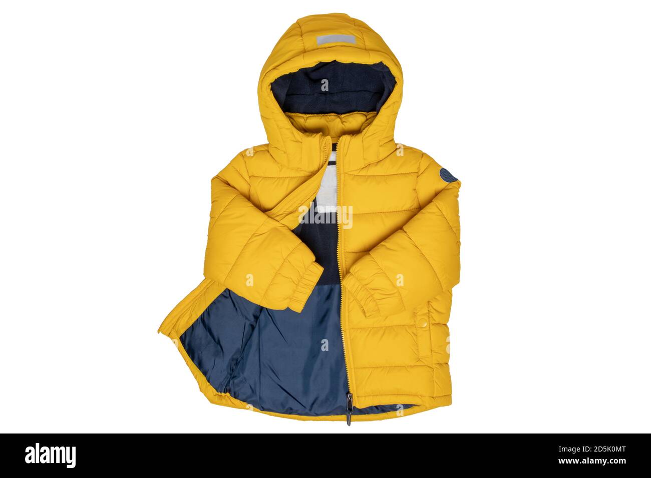 Chaquetas de invierno para niños. Elegante chaqueta de plumón cálido amarilla  para niños con capucha extraíble, aislada sobre un fondo blanco. Moda de  invierno Fotografía de stock - Alamy