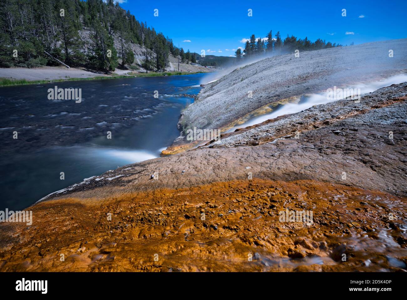 Gran escorrentía desde el géiser Excelsior hasta el río Firehole, Parque Nacional Yellowstone, Wyoming, EE.UU Foto de stock