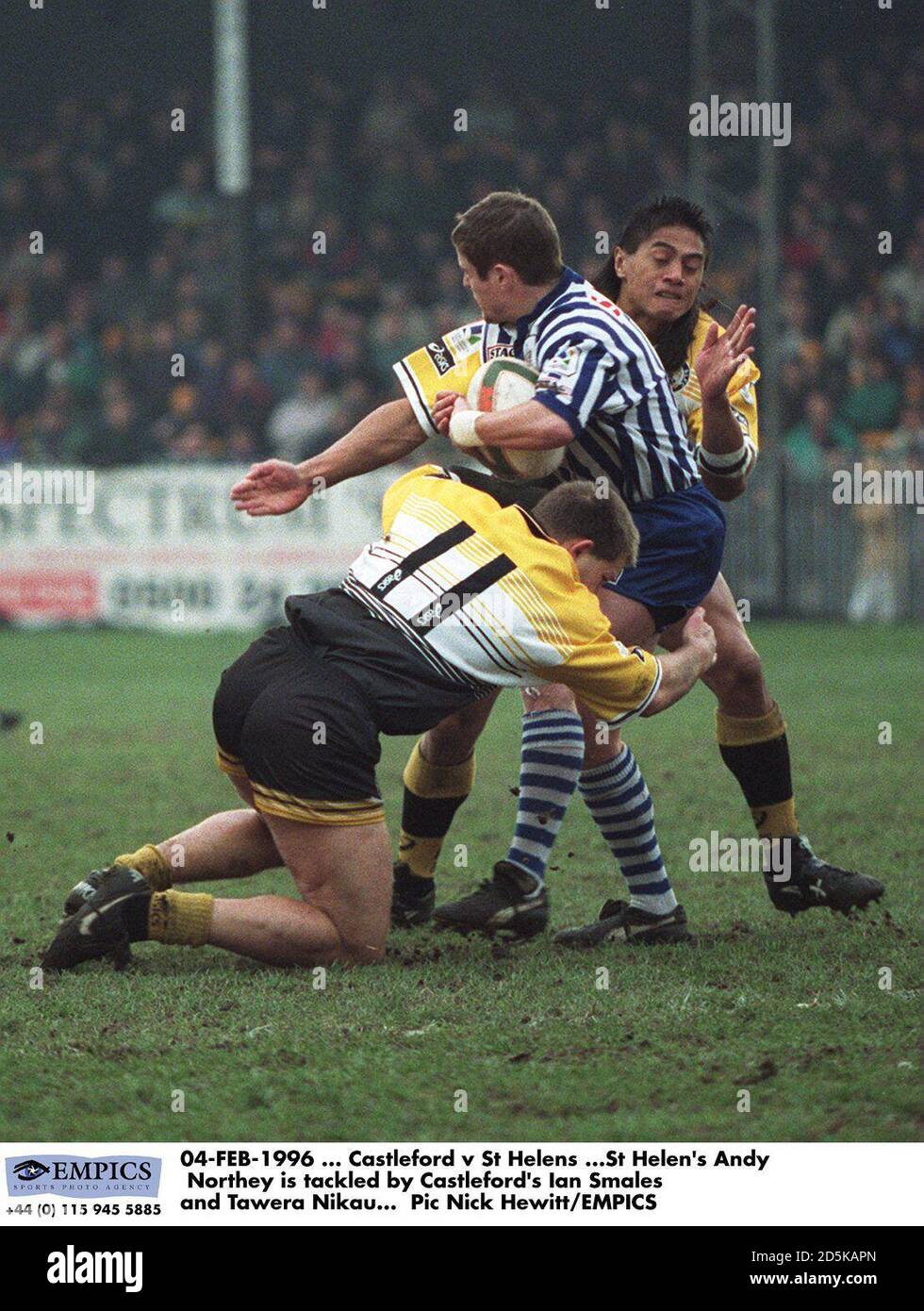04-FEB-1996... Castleford contra St Helens... Andy Norhey de St Helen es abordado por Ian Smales de Castleford y Tawera Nikau Foto de stock
