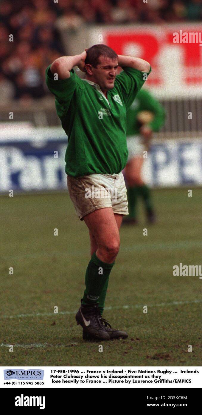 17-FEB-1996... Francia contra Irlanda - cinco Naciones Rugby ... El irlandés Peter Clohessy muestra su decepción ya que pierden mucho a Francia ... Foto de Laurence Griffiths/EMPICS Foto de stock
