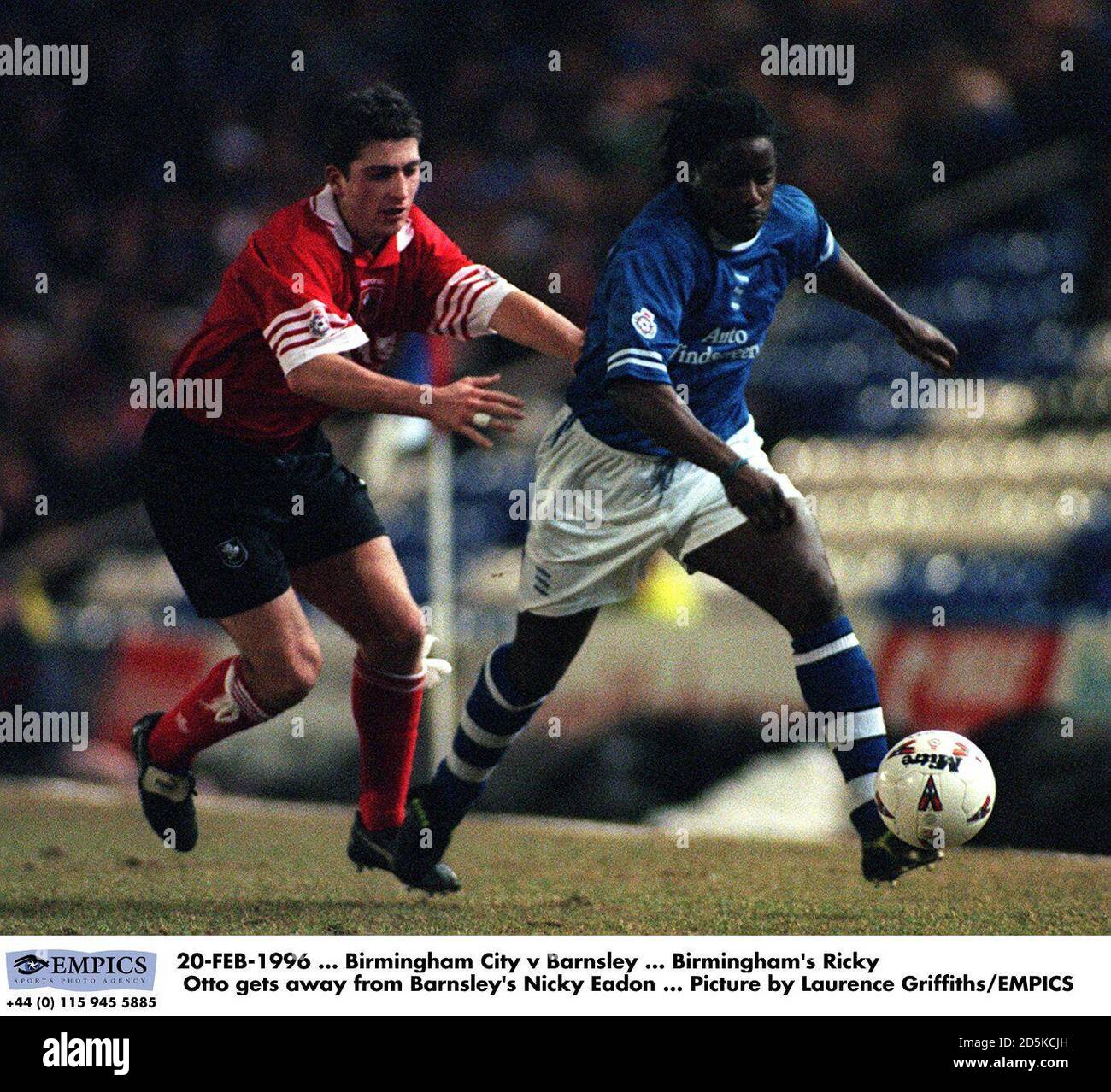 20-FEB-1996... Birmingham City contra Barnsley... Ricky Otto de Birmingham se aleja de Nicky Eadon de Barnsley... Foto de Laurence Griffiths/EMPICS Foto de stock