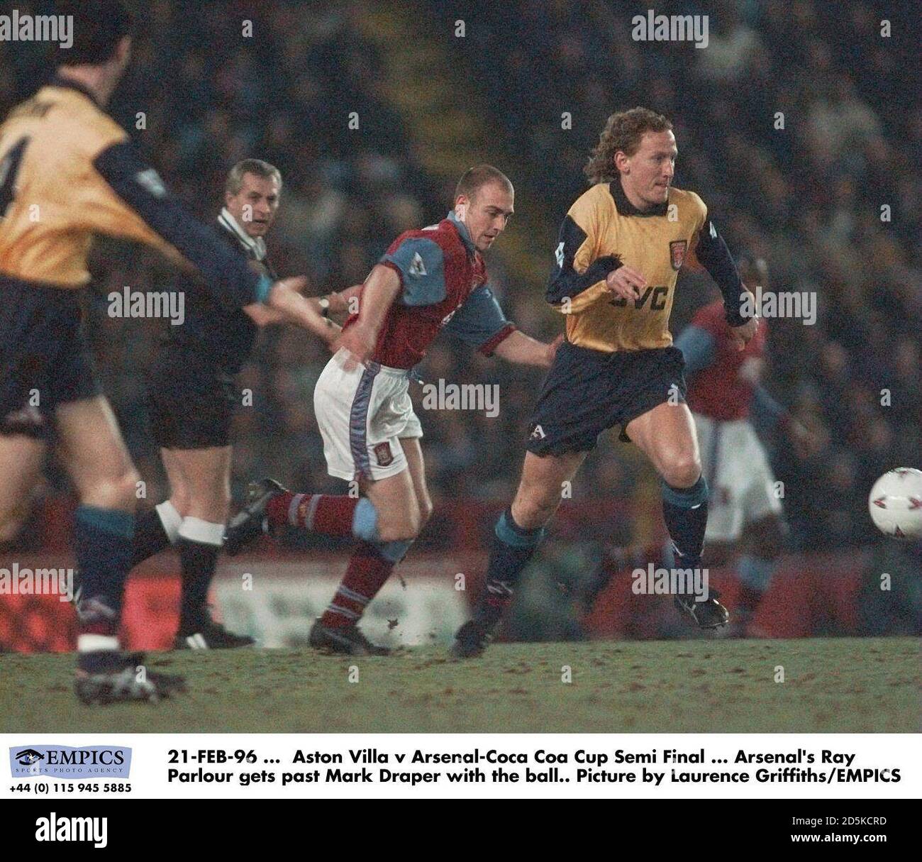 21-FEB-96... Aston Villa contra Arsenal - semifinal de la Copa Coca-Cola... El Ray Parlor del Arsenal pasa por Mark Draper con la pelota. Foto de Laurence Griffiths/EMPICS Foto de stock