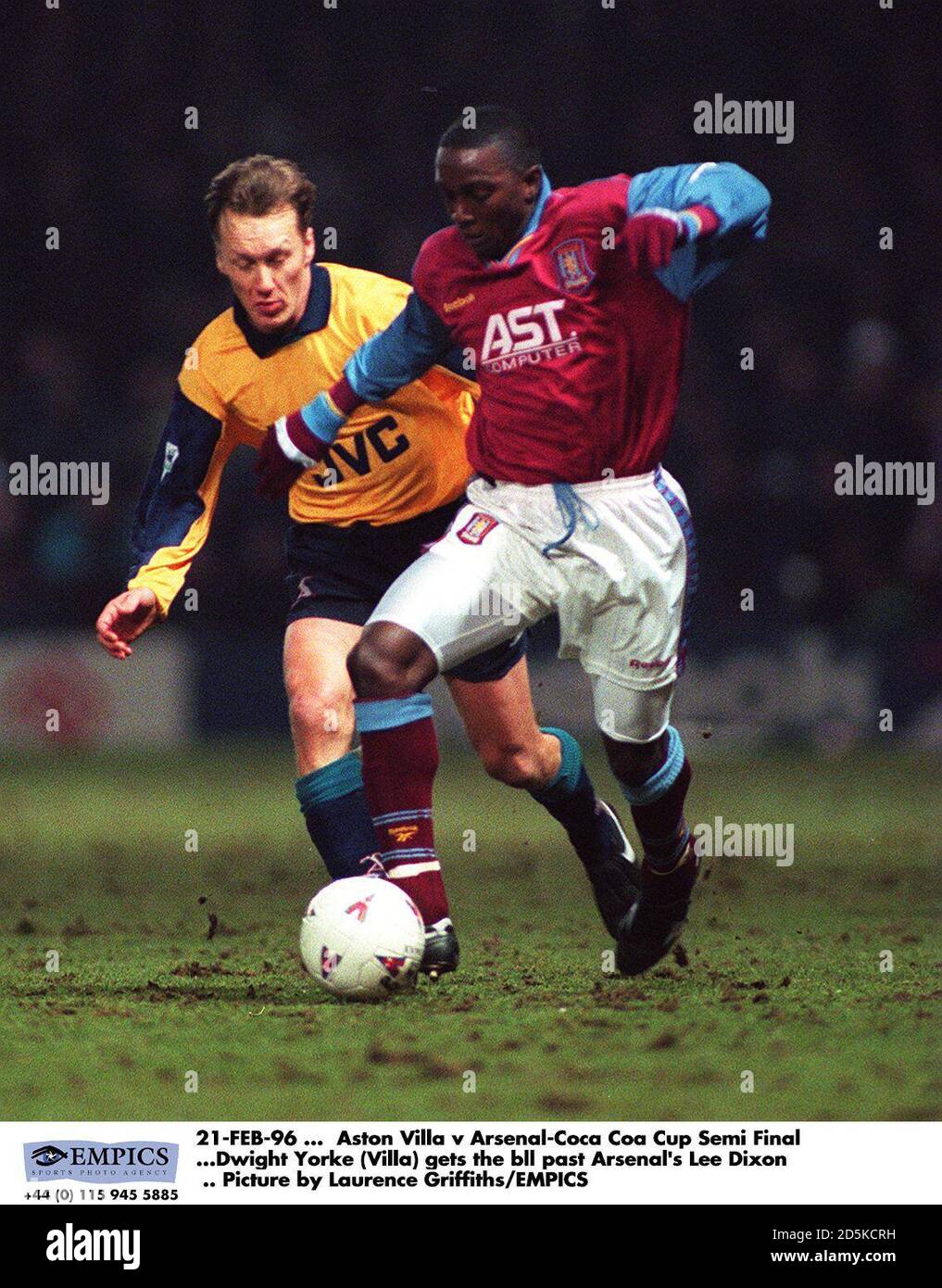 21-FEB-96... Aston Villa v Arsenal - semifinal de la Copa Coca-Cola...Dwight Yorke (Villa) pasa el balón por Lee Dixon del Arsenal. Foto de Laurence Griffiths/EMPICS Foto de stock
