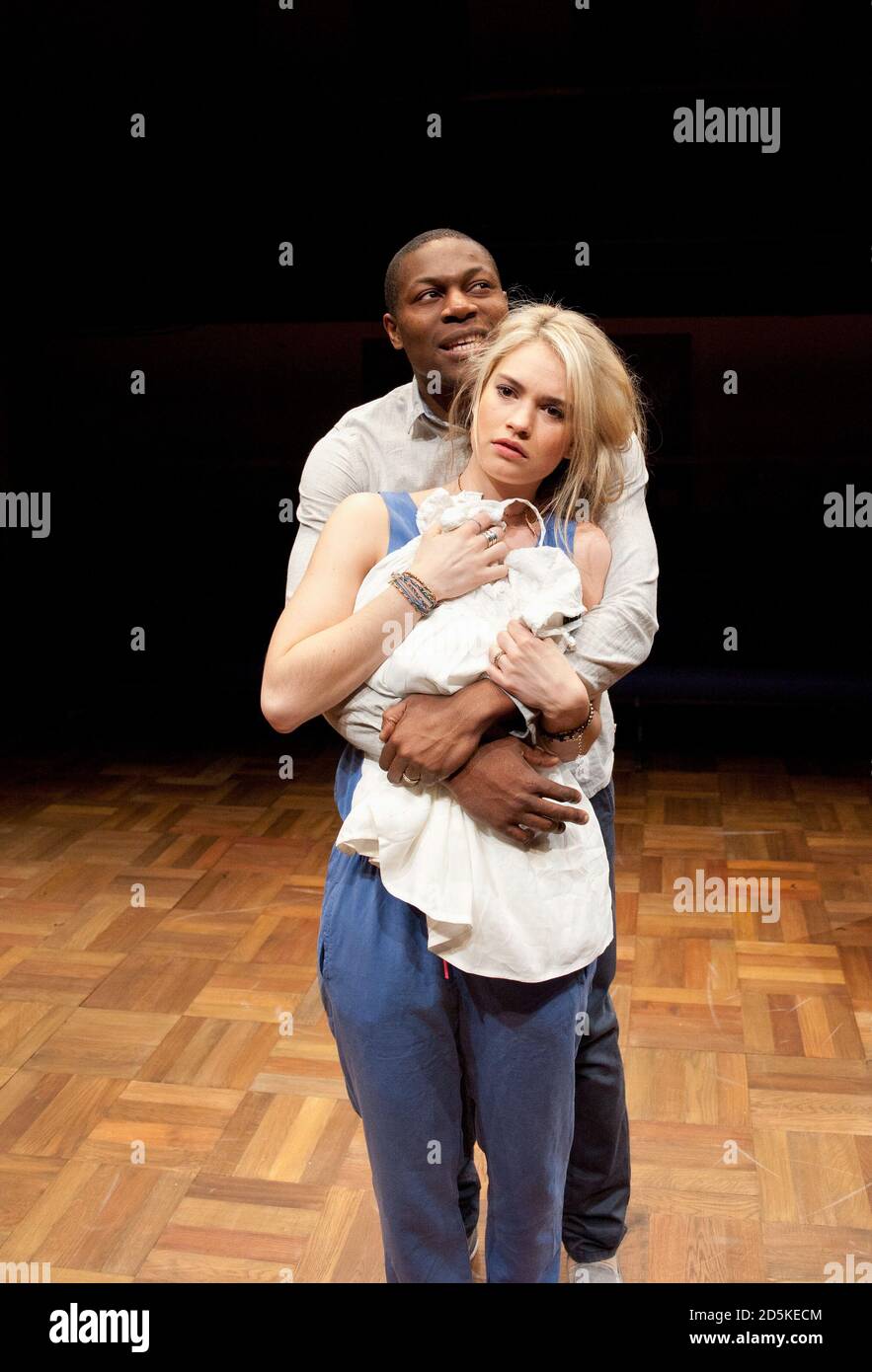 Lily James (Katrina), Obi abili (Simon) en CASA DE JUEGO por Martin Crimp en el Orange Tree Theatre, Richmond, Surrey, Inglaterra 16/03/2012 diseño: Sam Dowson iluminación: John Harris director: Martin Crimp Foto de stock