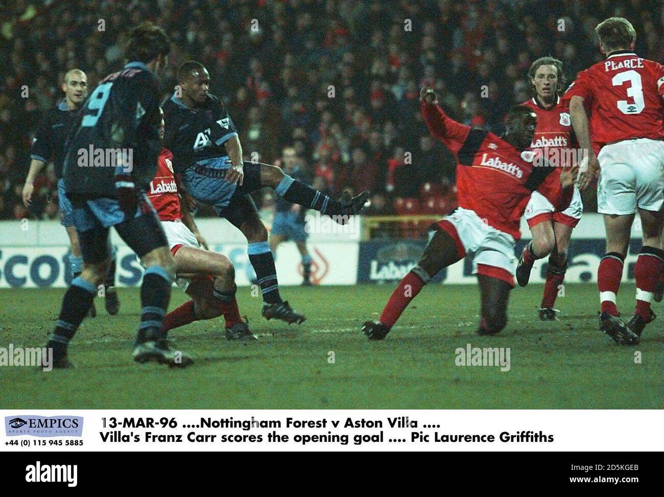 Franz Carr de Aston Villa anota el gol de apertura Foto de stock
