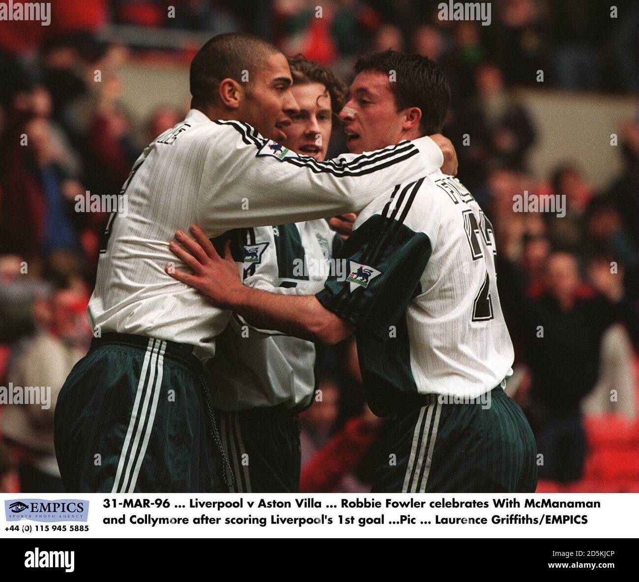 Robbie Fowler celebra con McManaman y Collymore después de anotar Liverpool's. Primer gol contra Aston Villa Foto de stock