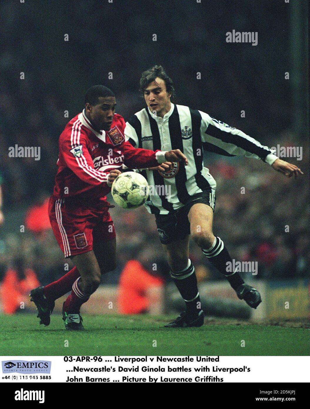 David Ginola de Newcastle United lucha con John Barnes de Liverpool Foto de stock