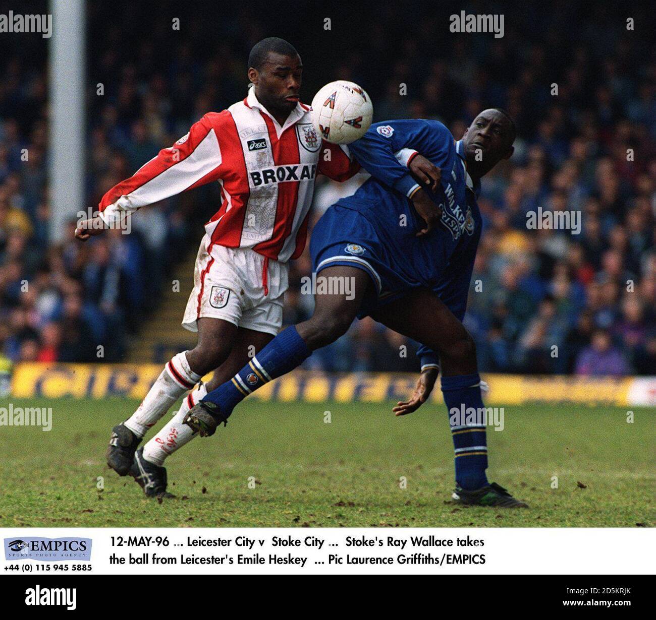 12-MAY-96... Leicester City v Stoke City... Stoke's Ray Wallace toma el balón de Emile Heskey de Leicester Foto de stock