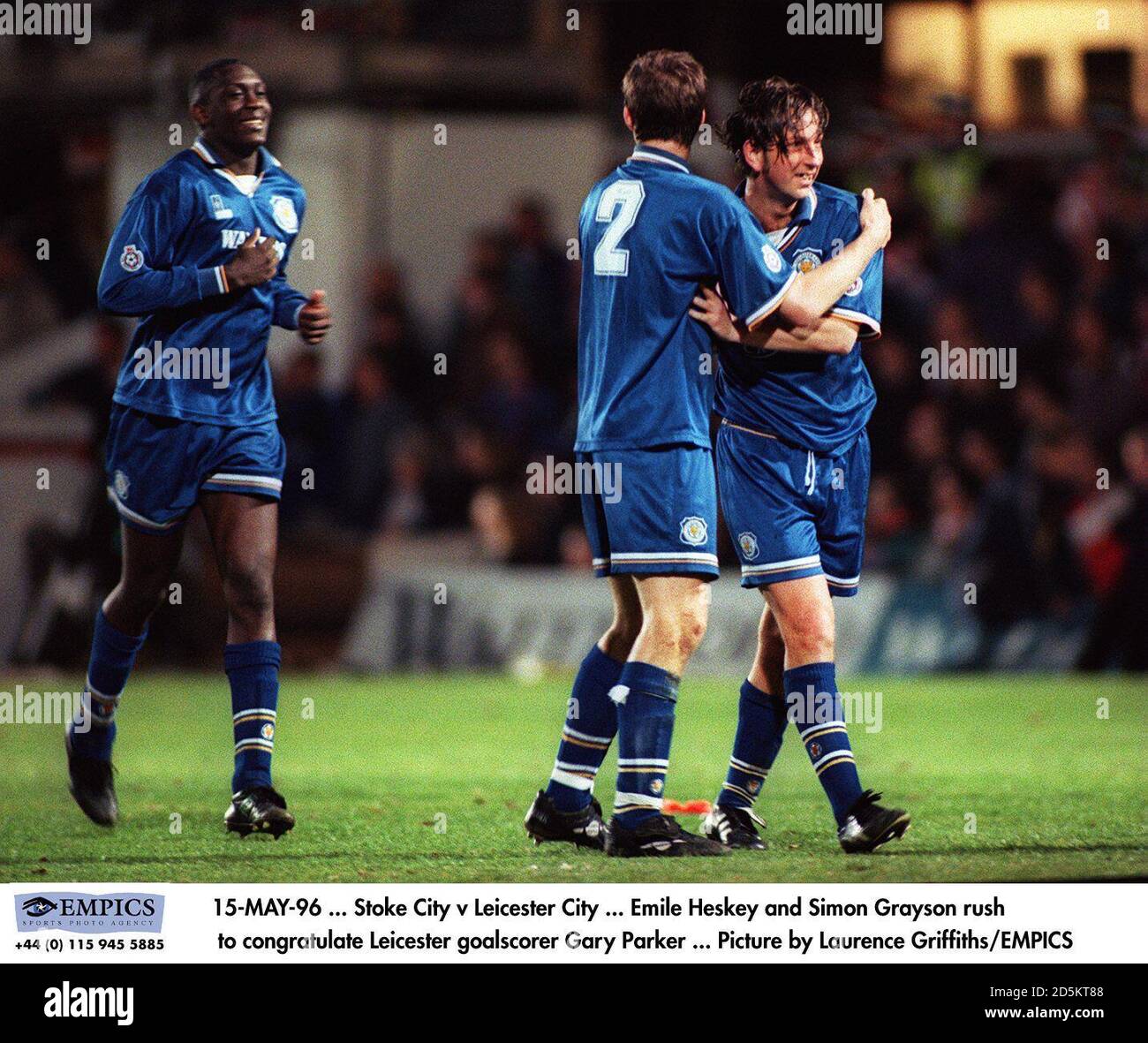 Emile Heskey y Simon Grayson felicitan al goleador de Leicester Garry Parker Foto de stock