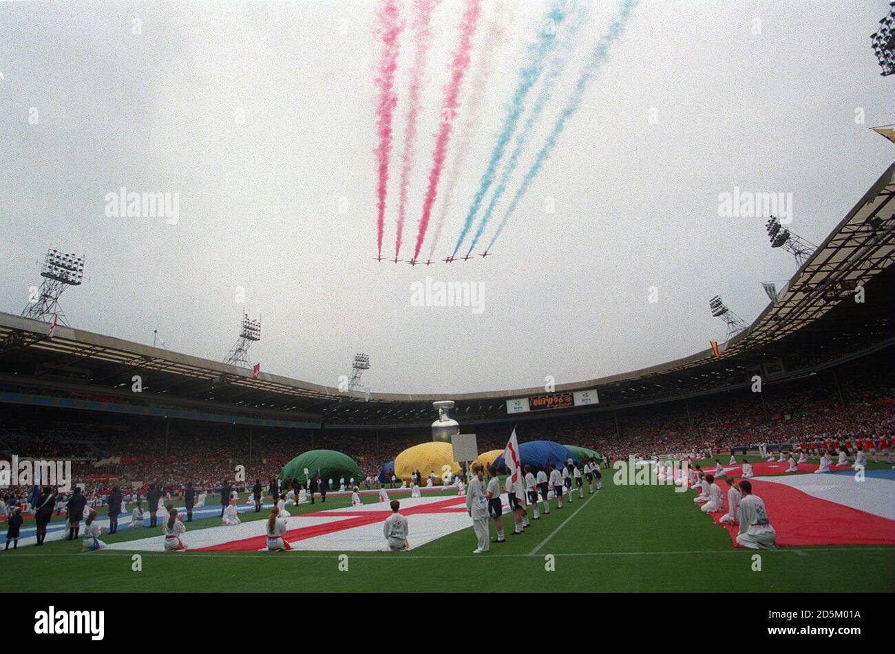 08-JUN-96... Inglaterra contra Suiza en Wembley ... Las flechas rojas sobrevuelan en la ceremonia de apertura en Wembley ... Foto de stock
