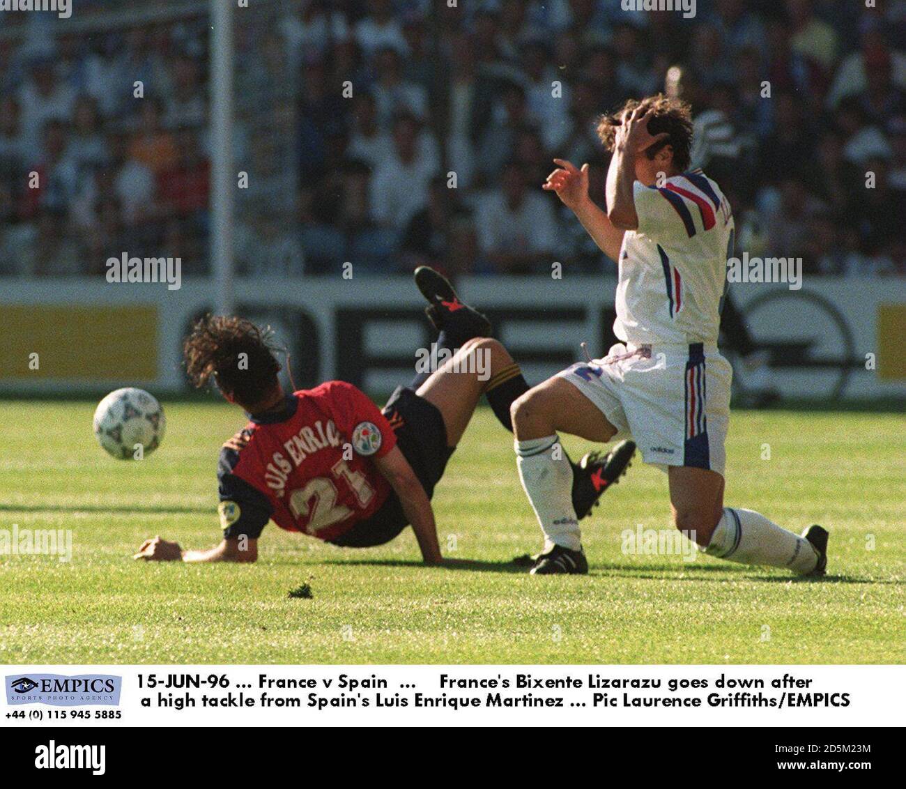 15-JUN-96... Francia contra España ... La francesa Bixente Lizarazu cae después de un alto tackle del español Luis Enrique Martínez Foto de stock